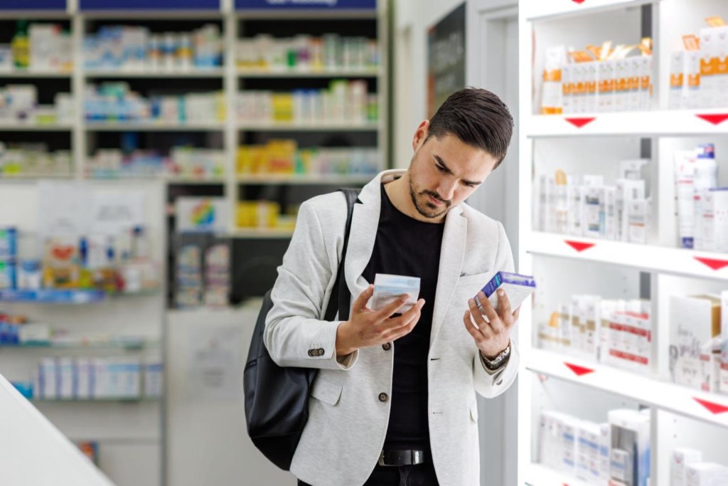 Client qui compare des produits