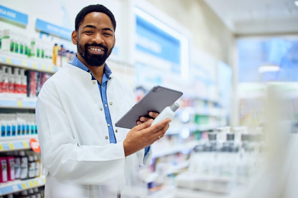 Pharmacien utilisant un outil digital